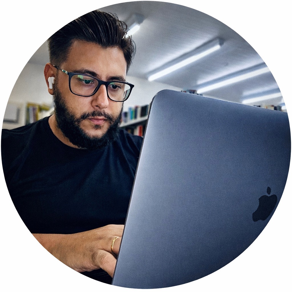 Foto de Flávio Oliveira trabalhando no notebook